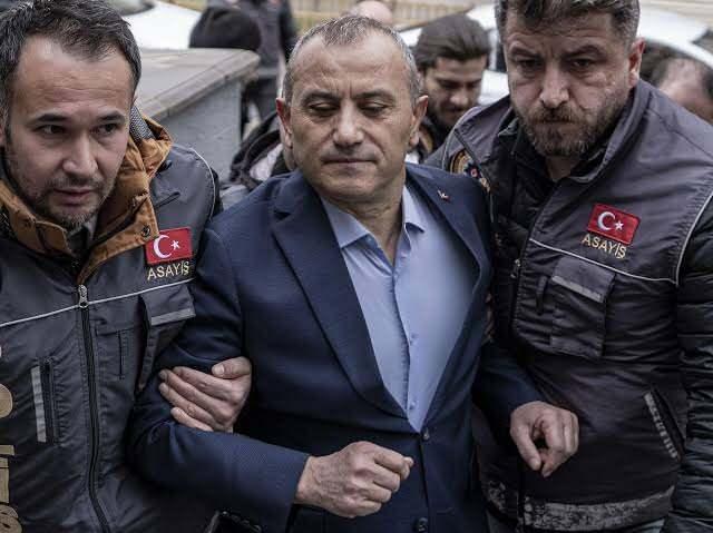 <p>OPERASYONDAN SONRA 15 YILLIK HATTINI KAPATTI</p>

<p>Soruşturma kapsamında Handan Sonel&rsquo;in iletişim trafiği de incelendi. Sonel&rsquo;in yaklaşık 15-20 yıldır kullandığı, eşi adına kayıtlı telefon hattını, soruşturma kapsamında yapılan operasyon ve eşinin g&ouml;zaltına alınmasının hemen ardından kullanmayı bıraktığı tespit edildi.</p>

<p>Savcılık, operasyonun ardından kızının adına yeni bir hat &ccedil;ıkartılmasının nedenini sordu. Sonel, eski hattını kimsenin kendisine &ldquo;abuk sabuk sorular&rdquo; y&ouml;neltmemesi i&ccedil;in kullanmadığını s&ouml;yledi. El konulan telefonun geri verileceğini d&uuml;ş&uuml;nd&uuml;ğ&uuml;n&uuml; ve eski SIM kartın başka telefonda kullanılabileceğini bilmediğini s&ouml;yledi.</p>
