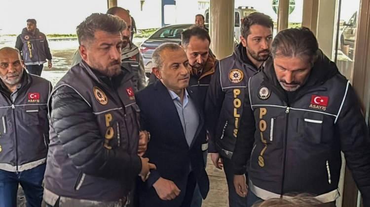 <p>DOKU'YA AİT SİM KARTIN YETKİSİZ ESKİ POLİSE G&Ouml;NDERİLMESİ KONUSUNDAN HABERDARDI</p>

<p>Savcılık, G&uuml;listan Doku&rsquo;nun ailesi tarafından &ccedil;ıkartılan yedek SIM kartın, Tuncay Sonel&rsquo;in talimatıyla adli makamlara bildirilmeden Ankara&rsquo;daki eski polis G&ouml;khan Ertok&rsquo;a g&ouml;nderildiği iddiasını da sordu. Handan Sonel, bu işlem hakkında bilgisi olmadığını s&ouml;yledi.</p>

<p>Ancak savcılık ifadesinde, olaydan sonra eşinin telefonda bir kişiyle &ldquo;SIM kart&rdquo; hakkında konuştuğunu duyduğunu kabul etti. G&ouml;r&uuml;şmenin ne zaman ve kiminle yapıldığını bilmediğini savundu. &ldquo;Eşim işini gelip bana anlatmazdı&rdquo; diyen Sonel, soruşturmanın ayrıntılarını basından &ouml;ğrendiğini s&ouml;yledi.</p>
