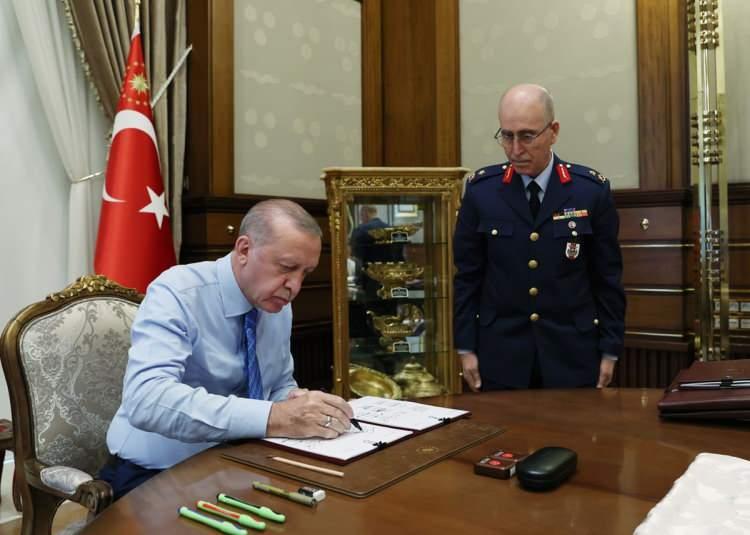 <p><span style="color:#B22222"><strong>KORGENERALLİĞE ATANANLAR</strong></span></p>

<p><strong>T&uuml;mgeneral Burhan AKTAŞ &rarr; Korgeneral</strong> (Kara Kuvvetleri Komutanlığı)</p>

<p><strong>T&uuml;mgeneral Ertan İNALTEKİN &rarr; Korgeneral</strong> (Kara Kuvvetleri Komutanlığı)</p>

<p><strong>T&uuml;mgeneral Alparslan KILIN&Ccedil; &rarr; Korgeneral</strong> (Kara Kuvvetleri Komutanlığı)</p>

<p><strong>T&uuml;mgeneral Kemal TURAN &rarr; Korgeneral</strong> (Hava Kuvvetleri Komutanlığı)</p>
