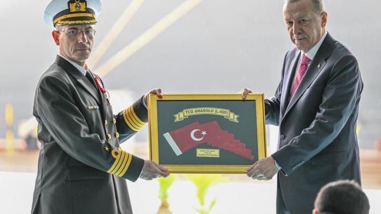 <p><span style="color:#B22222"><strong>T&Uuml;MAMİRALLİĞE ATANANLAR</strong></span></p>

<p><strong>Tuğamiral Erhan AKBAYRAK &rarr; T&uuml;mamiral</strong> (Deniz Kuvvetleri Komutanlığı)</p>

<p><strong>Tuğamiral Y&uuml;cel DARCAN &rarr; T&uuml;mamiral</strong> (Deniz Kuvvetleri Komutanlığı)</p>

<p><strong>Tuğamiral Eren G&Uuml;NAY &rarr; T&uuml;mamiral</strong> (Deniz Kuvvetleri Komutanlığı)</p>

<p><strong>Tuğamiral Kenan Kaan T&Uuml;RKKAN &rarr; T&uuml;mamiral</strong> (Deniz Kuvvetleri Komutanlığı)&nbsp;</p>
