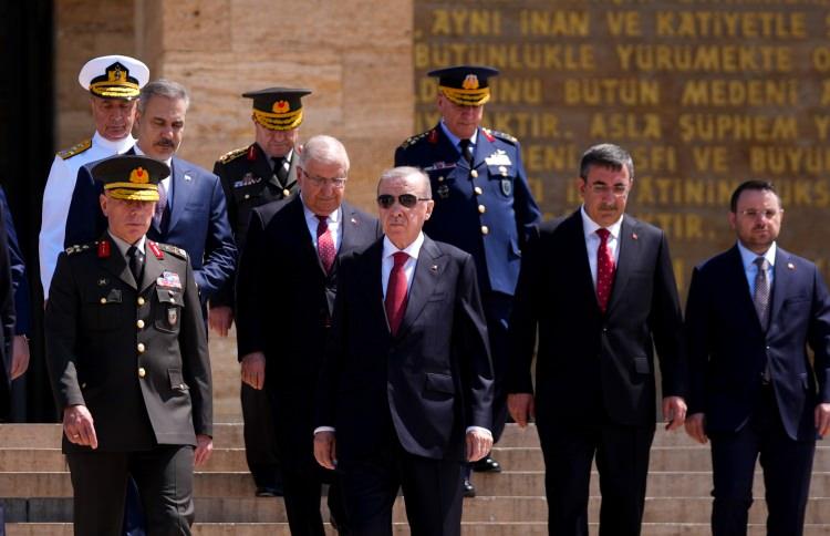 <p>30 Ağustos 2026 tarihinden ge&ccedil;erli olmak &uuml;zere;</p>

<p>&nbsp;</p>

<p>a) 25 general ve amiral bir &uuml;st r&uuml;tbeye, 69 albay ise general ve amiralliğe y&uuml;kseltilmiştir.</p>

<p>b) 24 generalin g&ouml;rev s&uuml;releri bir yıl, 530 albayın g&ouml;rev s&uuml;releri ise iki yıl s&uuml;re ile uzatılmıştır.</p>

<p>c) 2 general yaş haddi nedeniyle 01 Eyl&uuml;l 2026 tarihinden, 61 general ve amiral kadrosuzluk nedeniyle 30 Ağustos 2026 tarihinden ge&ccedil;erli olarak emekliye sevk edilmiştir.</p>

