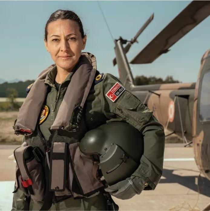 <p><span style="color:#B22222"><strong>İLK KADIN PAŞA</strong></span></p>

<p>Albay &Ouml;zlem Karapınar, Tuğgeneral r&uuml;tbesine terfi ederek T&uuml;rk Hava Kuvvetleri&rsquo;nin &ldquo;İlk Kadın Paşa&rdquo;sı oldu!</p>

