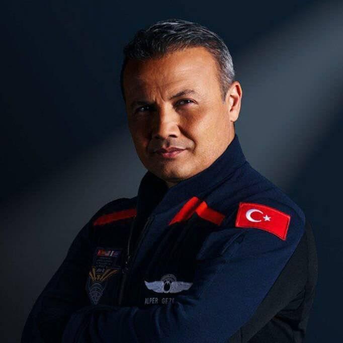 <p>T&uuml;rkiye'nin ilk astronotu Hava Pilot Albay Alper Gezeravcı, YAŞ kararlarıyla Tuğgeneralliğe terfi etti.</p>
