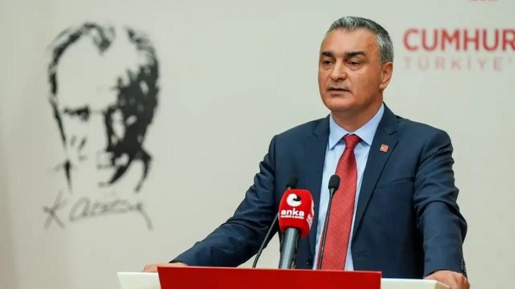 <p><span style="color:#B22222"><strong>M&Uuml;SLİM SARI'DAN DİKKAT &Ccedil;EKEN &Ccedil;IKIŞ</strong></span></p>

<p><br />
Bug&uuml;n ise CHP S&ouml;zc&uuml;s&uuml; M&uuml;slim Sarı&rsquo;nın Yavaş hakkındaki s&ouml;zleri gerilimi farklı bir noktaya taşıdı.</p>

<p>&nbsp;</p>
