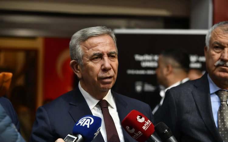 <p>Bundan sonra da kendisine oy veren veya vermeyen, hangi siyasi g&ouml;r&uuml;şten olursa olsun b&uuml;t&uuml;n Ankaralılara aynı anlayışla hizmet edeceğini belirten Yavaş, belediye başkanlığının kendisi i&ccedil;in siyasi bir kariyer basamağı değil, milletin emaneti olduğunu vurguladı.</p>

<p>Yavaş, kararının b&uuml;t&uuml;n sorumluluğunun kendisine ait olduğunu belirterek, takdirin ise millete ait olduğunu ifade etti.</p>
