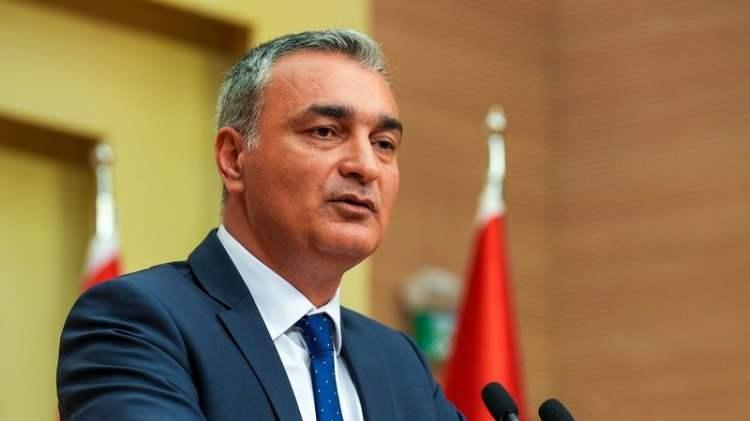 <p>Sarı, CHP&rsquo;nin kurumsal kimliğinin herkesin &uuml;zerinde olduğunu belirterek, <strong>&ldquo;Hi&ccedil; kimse Cumhuriyet Halk Partisi&rsquo;nden &uuml;st&uuml;n değil, hi&ccedil; kimse Cumhuriyet Halk Partisi&rsquo;nden &uuml;stte g&ouml;rmesin kendisini&rdquo; </strong>dedi.</p>

<p>&nbsp;</p>
