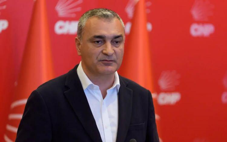 <p>Sarı ayrıca belediye başkanlarının parti faaliyetlerine katılmasını beklediklerini belirterek, bir belediye başkanının kendi genel başkanı dışında başka bir partinin genel başkanına <strong>&ldquo;Bilgi verdim&rdquo; </strong>diyemeyeceğini s&ouml;yledi.</p>

<p>&nbsp;</p>
