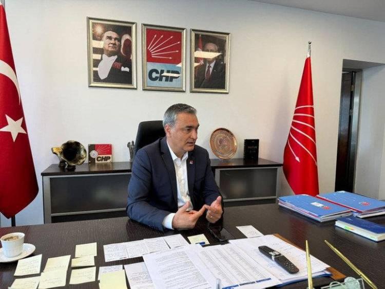 <p>B&ouml;ylece Sarı&rsquo;nın&nbsp;<strong>&ldquo;Hi&ccedil; kimse CHP&rsquo;den &uuml;st&uuml;n değildir&rdquo;&nbsp;</strong>s&ouml;zlerinin ardından Yavaş&rsquo;ın&nbsp;<strong>&ldquo;bug&uuml;n yapılan bazı a&ccedil;ıklamalar nedeniyle&rdquo;</strong>&nbsp;CHP&rsquo;den ayrıldığını duyurması, s&ouml;z konusu a&ccedil;ıklamaların kopuşta bardağı taşıran son damla olduğu şeklinde yorumlandı.</p>
