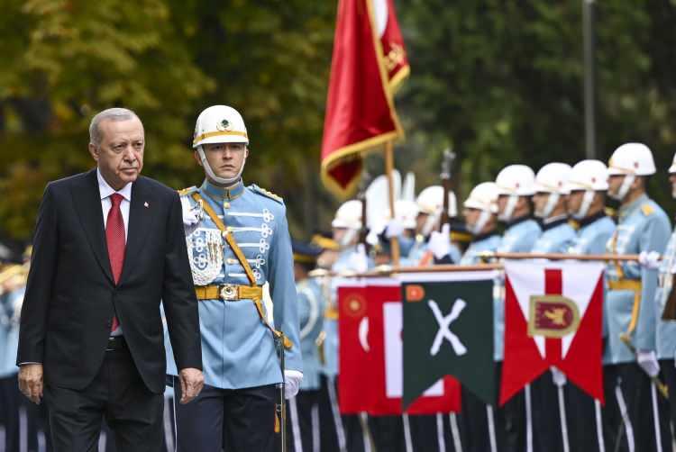 <p><span style="color:rgb(178, 34, 34)"><strong>CUMHURBAŞKANI ERDOĞAN MİLLETVEKİLLERİNE SESLENECEK</strong></span></p>

<p><br />
Cumhurbaşkanı Recep Tayyip Erdoğan, a&ccedil;ılışta Genel Kurul salonunda milletvekillerine hitap edecek.</p>
