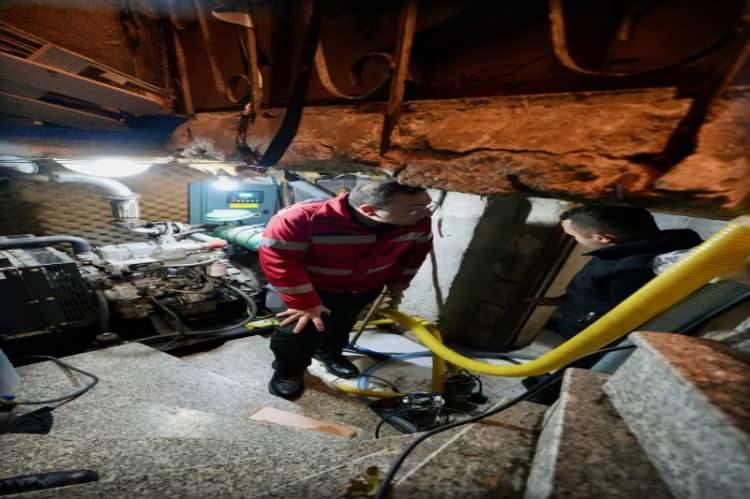 <p>&Uuml;sk&uuml;dar&rsquo;da yaşanabilecek olumsuzlukların &ouml;n&uuml;ne ge&ccedil;mek ve vatandaşların mağduriyetini en aza indirmek amacıyla y&uuml;r&uuml;t&uuml;len &ccedil;alışmalara katılan G&uuml;ltekin, gece boyunca ekiplerle birlikte g&ouml;rev yaptı.</p>

