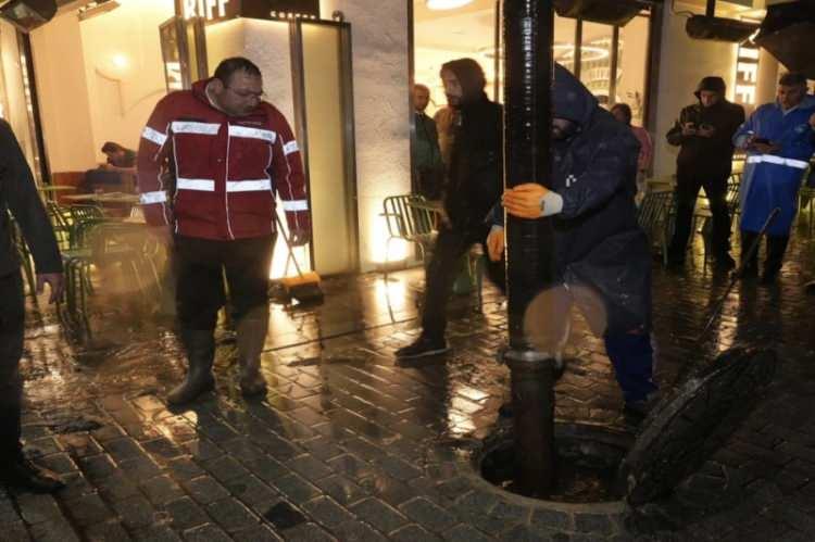 <p>Son G&uuml;n&uuml;nde de Sahadaydı</p>

<p>D&uuml;ndar Ziya G&uuml;ltekin&rsquo;in hayatını kaybetmeden &ouml;nceki son g&uuml;n&uuml;nde de g&ouml;rev başında olduğu &ouml;ğrenildi. Son g&uuml;nlerde kent genelinde etkisini artıran sağanak yağışların g&uuml;nl&uuml;k yaşamı olumsuz etkilemesi &uuml;zerine G&uuml;ltekin ve ilgili belediye birimleri sahaya indi.</p>
