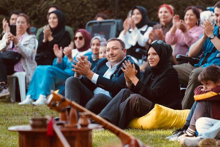 <p>&Uuml;sk&uuml;dar&rsquo;da yaşanabilecek olumsuzlukların &ouml;n&uuml;ne ge&ccedil;mek ve vatandaşların mağduriyetini en aza indirmek amacıyla y&uuml;r&uuml;t&uuml;len &ccedil;alışmalara katılan G&uuml;ltekin, gece boyunca ekiplerle birlikte g&ouml;rev yaptı.</p>

