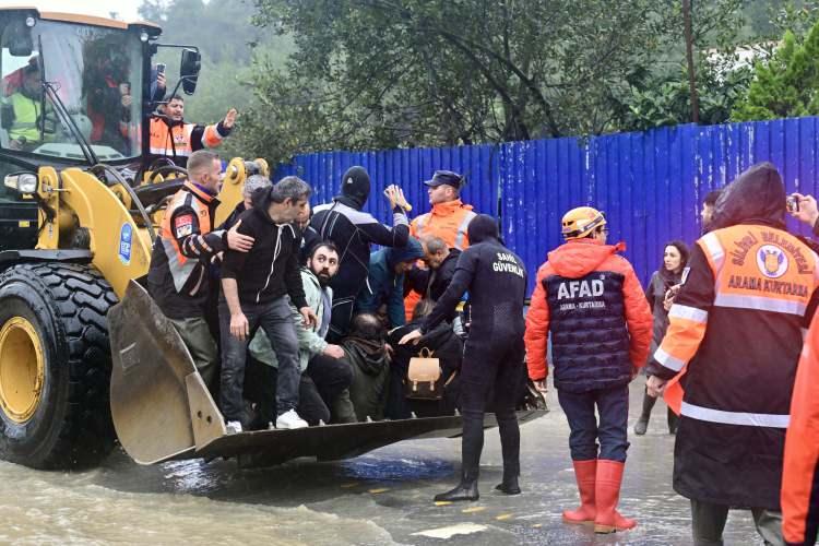 <p>Yağış nedeniyle İşyerlerinde mahsur kalan vatandaşlar kep&ccedil;e yardımıyla b&ouml;lgeden &ccedil;ıkartıldı.</p>

