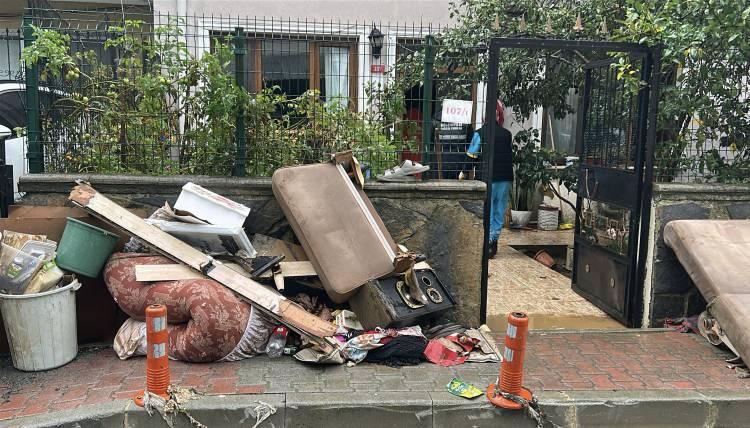 <p>Beykoz'da evlerin giriş katını su bastı.</p>

<p>Vatandaşların gece saatlerinde evlere dolan suyu kovalarla boşaltmaya &ccedil;alışırken, sabah erken saatlerde belediye ekiplerince eşya tahliyeleri yapıldı.</p>
