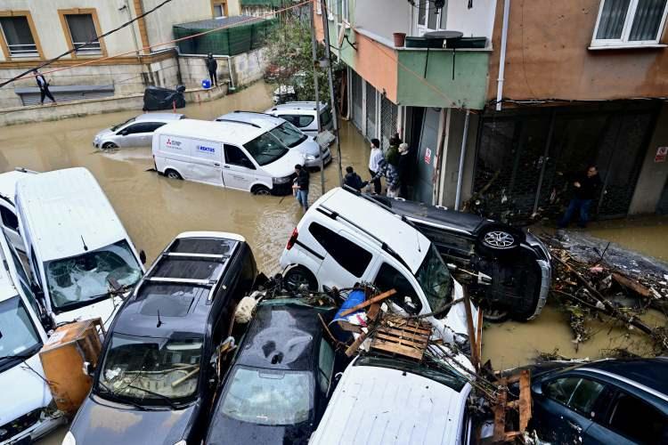 <p>Sarıyer'de yağış nedeniyle hasar alan ara&ccedil;lar g&ouml;r&uuml;nt&uuml;lendi.</p>
