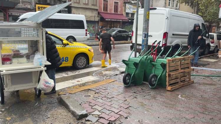 <p>Beyoğlu'nda etkili olan sağanak yağış nedeniyle su baskınları yaşandı.</p>

<p>Su baskınının &ouml;n&uuml;ne ge&ccedil;mek i&ccedil;in &ccedil;aba harcayan esnaf, g&ouml;le d&ouml;nen yoldaki r&ouml;gar kapağını a&ccedil;maya &ccedil;alıştı.</p>

<p>Sabah saatlerinde ise kepenk kaldıran esnaf, su tahliyesi yaptı.</p>
