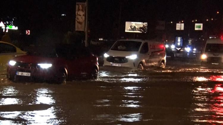 <p>Sarıyer Ayazağa&rsquo;da etkili olan şiddetli sağanak yağış nedeniyle Kemerburgaz Caddesi g&ouml;le d&ouml;nd&uuml;. S&uuml;r&uuml;c&uuml;ler suyla kaplanan yolda ilerlemekte g&uuml;&ccedil;l&uuml;k &ccedil;ekerken, bazı ara&ccedil;ların kontak kapatarak yol kenarında bırakıldığı g&ouml;r&uuml;ld&uuml;.</p>

