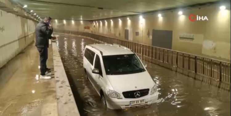 <p>Pendik'te yollar sular altında kaldı. Alt ge&ccedil;itteki mazgalların tıkanmasıyla biriken su nedeniyle Mercedes marka minib&uuml;s mahsur kalırken, bazı s&uuml;r&uuml;c&uuml;ler geri d&ouml;nmek zorunda kaldı.</p>
