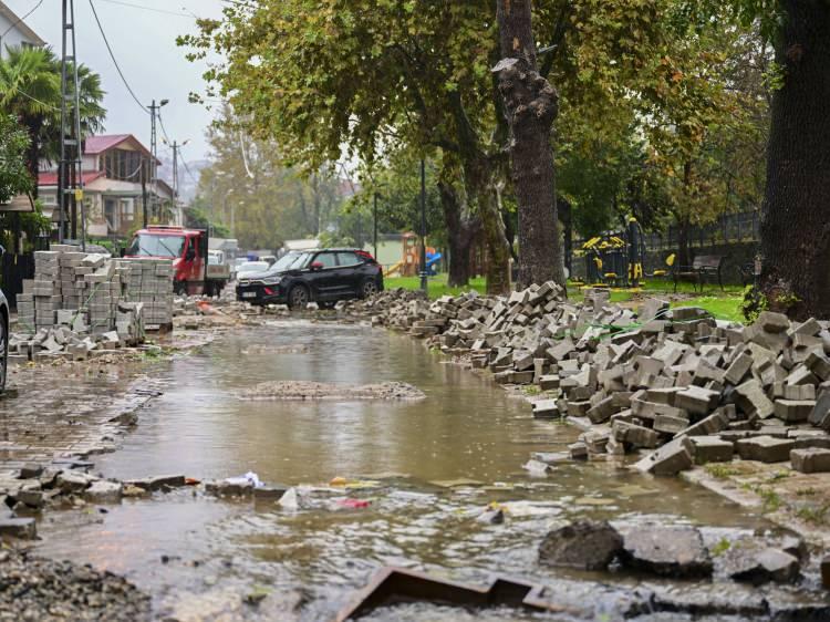 <p>İstanbul&rsquo;da sağanak hayatı olumsuz etkiledi. Beykozun Riva b&ouml;lgesinde, yağışla birlikte oluşan su taşkınları, evlere ve yollara hasar verdi.</p>

<p>&nbsp;</p>
