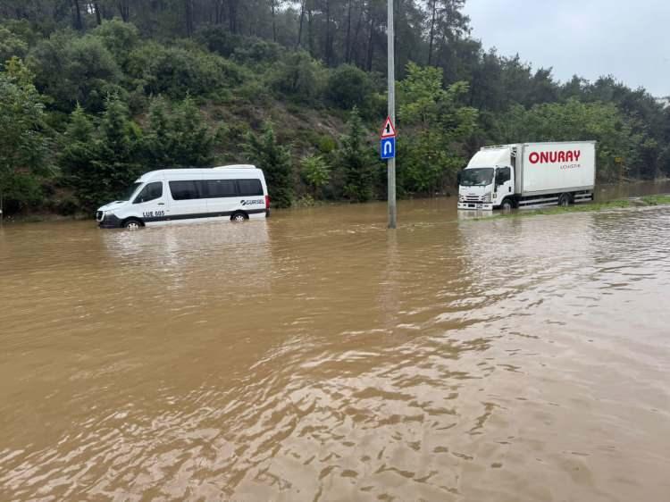 <p>Sağanağın ardından Sarıyer Ayazağa Kemerburgaz Caddesi'nde suların y&uuml;kselmesi sonucu bazı ara&ccedil;lar mahsur kaldı.</p>
