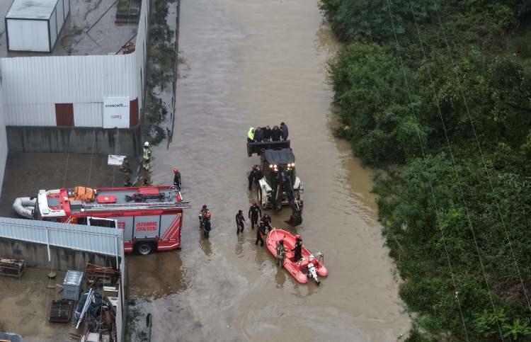 <p>Kağıthane'de şiddetli yağışın ardından sel sularında mahsur kalan vatandaşlar, ekiplerce bot ve iş makinesiyle kurtarıldı. Cendere Caddesindeki kurtarma &ccedil;alışmaları havadan g&ouml;r&uuml;nt&uuml;lendi.</p>
