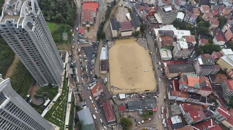 <p>Sarıyer'de sel sularına kapılan ara&ccedil;lar s&uuml;r&uuml;klenerek &uuml;st &uuml;ste yığıldı ve kullanılamaz hale geldi. Bir stadın suyla dolduğu ve i&ccedil;in de ara&ccedil; olduğu g&ouml;r&uuml;ld&uuml;.&nbsp;</p>
