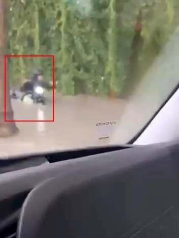 <p>İstanbul'da bir motosikletli ise suya battı. Motosikletinin yaşadığı zor anlar kameraya yansıdı.</p>

