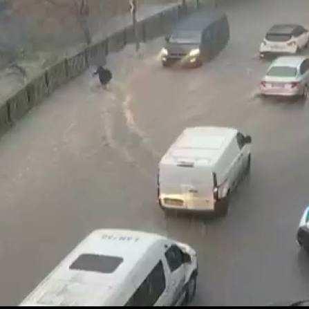 <p>Esenyurt'ta suda s&uuml;r&uuml;klenen kadın &ouml;l&uuml;mden d&ouml;nd&uuml;. Kadının yardımına vatandaşlar yetişti.</p>
