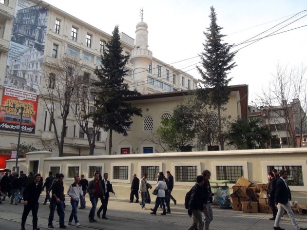 Beyoğlu İstiklal Caddesi'nde bulunan ve Gölcük depreminde hasar gördükten sonra restore edilen 400 yıllık tarihi Hüseyin Ağa Camii, yarın ibadete açılıyor.