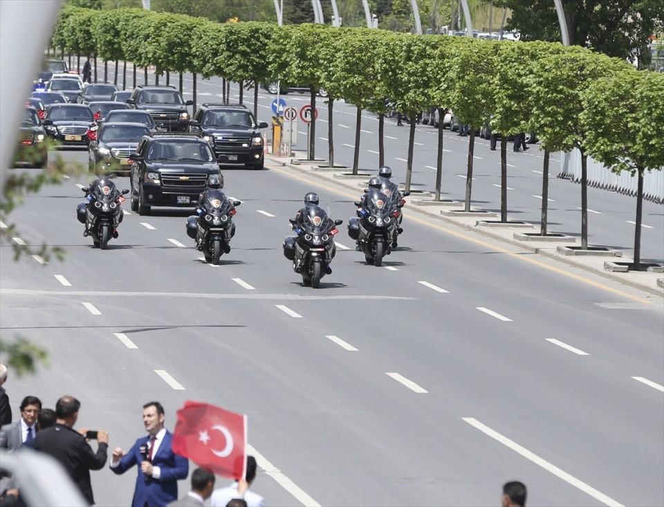 <p>Cumhurbaşkanı Recep Tayyip Erdoğan, Cumhurbaşkanlığı Külliyesi'nden çok sayıda aracın eşlik ettiği konvoyla 979 gün sonra tekrar üye olmak için kurucusu AK Parti Genel Merkezi'ne geldi.</p>

<p> </p>
