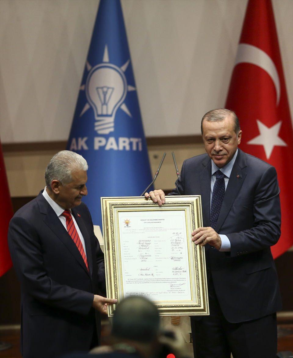 <p>Cumhurbaşkanı Recep Tayyip Erdoğan, 16 Nisan'da halk oylamasıyla kabul edilen anayasa değişikliği ile "Cumhurbaşkanı seçilenin partisi ile ilişiği kesilir" kuralının kaldırılmasının ardından parti genel merkezinde düzenlenen törenle AK Parti'ye üye oldu. Başbakan Binali Yıldırım, Cumhurbaşkanı Erdoğan'a kurucu üye beyannamesini hediye etti.</p>

<p> </p>
