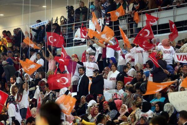 <p>Salona giren milletvekillerinden bazıları, ellerinde Türk bayrağı ve Parti bayraklarını taşıyan AK Partilileri selamladı.</p>
