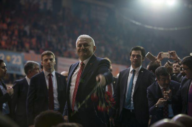 <p><strong>LİDERLERE ŞARKILAR</strong></p>

<p>Binali Yıldırım kongre salonuna girerken Dombra şarkısı çalarken, Ahmet Davutoğlu'nun girişinde de Ahmet Hoca şarkısı çalındı.</p>
