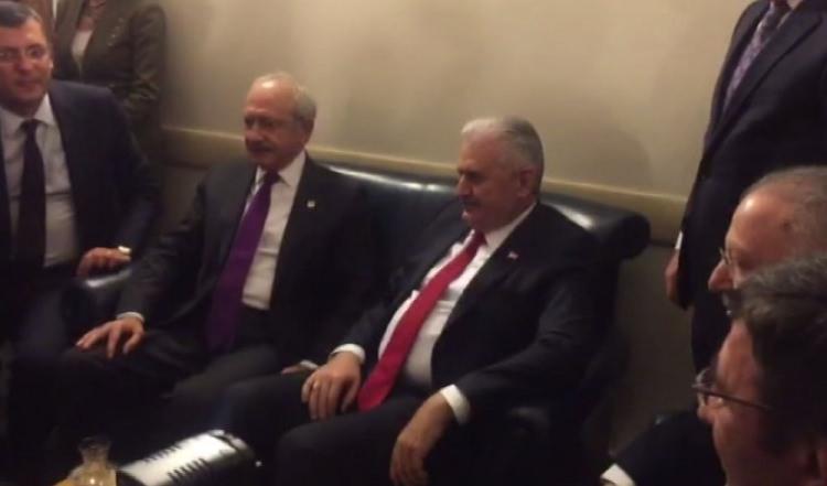 <p>Başbakan Binali Yıldırım, CHP kulisine uğradı, Kılıçdaroğlu ile bir süre sohbet etti. </p>
