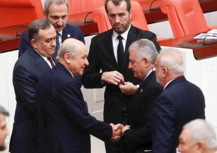 <p>Görüşmeler esnasında Başbakan Binali Yıldırım ve MHP lideri Devlet Bahçeli Genel Kurul'da zaman zaman bir araya geldi.</p>
