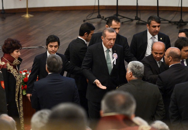 <p>Başbakan Erdoğan, Türkiye Barolar Birliği Başkanı'na tepki gösterip Danıştay toplantısını terk etti.</p>