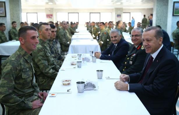 <p>Renkli dakikaların yaşandığı aşure dağıtımında Cumhurbaşkanı Erdoğan aşure dağıttıktan sonra askerlerle beraber masaya oturarak sohbet etti.</p>
