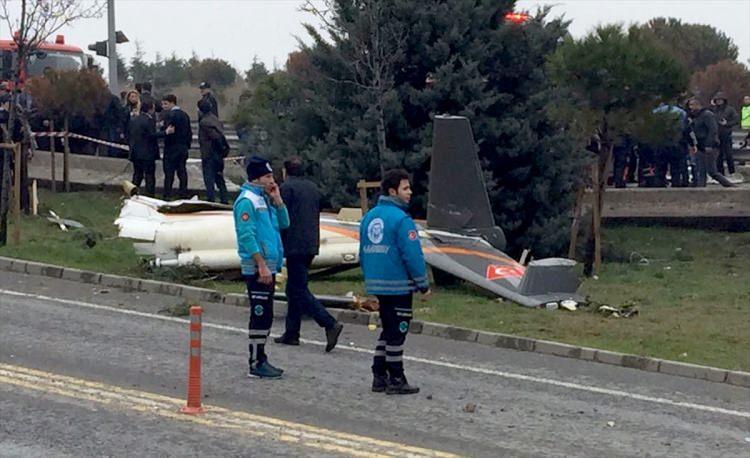<p><strong>İSTANBUL VALİSİ'NDEN AÇIKLAMA</strong></p>

<p>İstanbul Valisi Vasip Şahin, Büyükçekmece'deki helikopter kazasında ilk belirlemelere göre, 5 kişinin hayatını kaybettiğini söyledi.</p>
