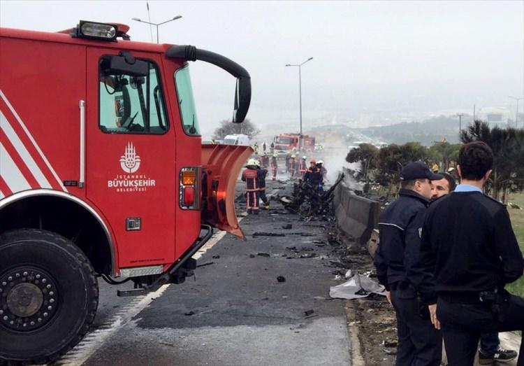 <p>İstanbul Beylikdüzü'nde Eczacıbaşı grubuna ait bir helikopter içerisinde bulunan 7 kişiyle birlikte düştü. </p>
