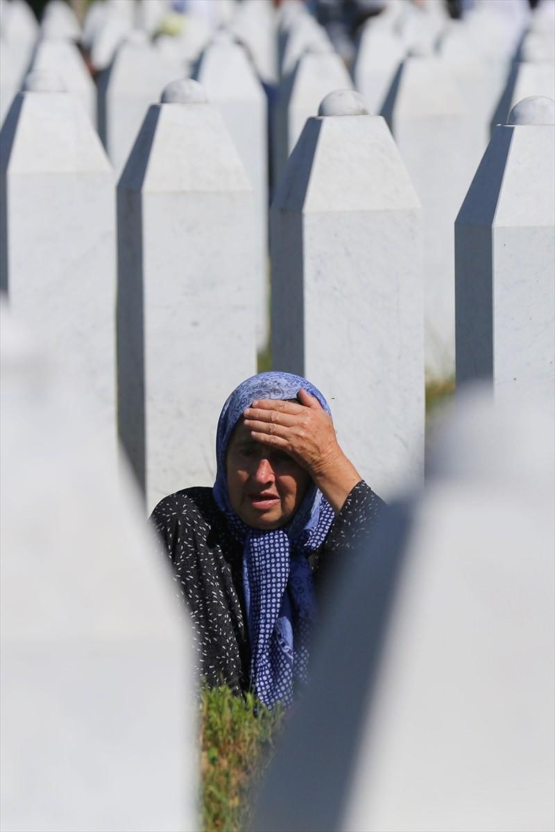 <p>Avrupa'da, İkinci Dünya Savaşı'nın ardından yaşanan en büyük insanlık trajedisi olarak kabul edilen Srebrenitsa soykırımında hayatını kaybeden 127 kurban daha öğle namazının ardından Potoçari Anıt Mezarlığı'nda toprağa verilecek. </p>
