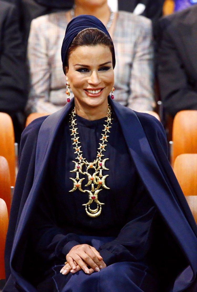 Принцесса шейха моза. Шейха моза. Шейха моза. Шейха моза 2020. Наряды моза бинт насер.