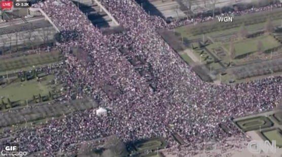 <p>Washington, Paris, Londra, Atina ve Melbourne toplanan on binlerce gösterici Trump'ın kampanya döneminde dile getirdiği politikalara tepkilerini gösteriyor.</p>
