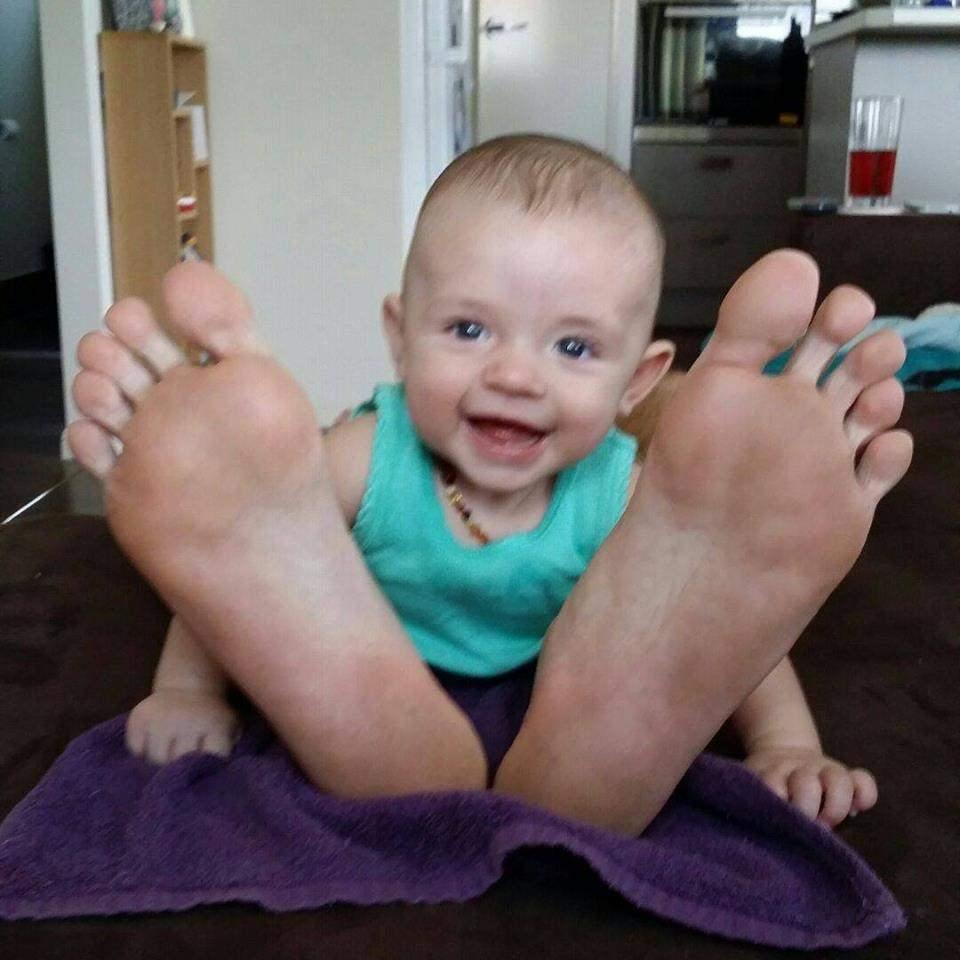 Ребенок с очень большими ступнями