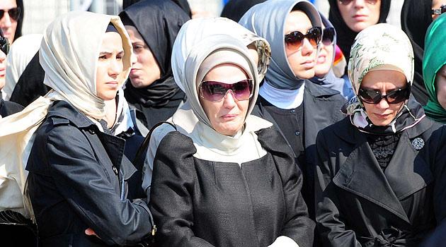 Başbakan Erdoğan'ın eşi Emine Erdoğan ve kız kardeşi Vesile İlgen ile kızları Esra Albayrak ve Sümeyye Erdoğan avluda bir arada bulunarak, taziyeleri kabul etti.