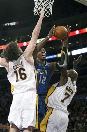 Milli basketbolcumuz Hidayet Türkoğlu'nun 22 sayısı atarak devleştiği, normal süresi 88-88 tamamlanan maçta, Los Angeles Lakers Orlando Magic'i 101-96 yendi.