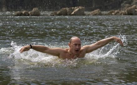 Baykal Gölü'ne mini denizaltıyla dalan, balinanın sırtına verici takan Rusya Başbakanı Vladimir Putin, Türkiye ziyareti öncesi Sibirya'da da şov yaptı. İşte Putin'in Sibirya'ya maceraları
