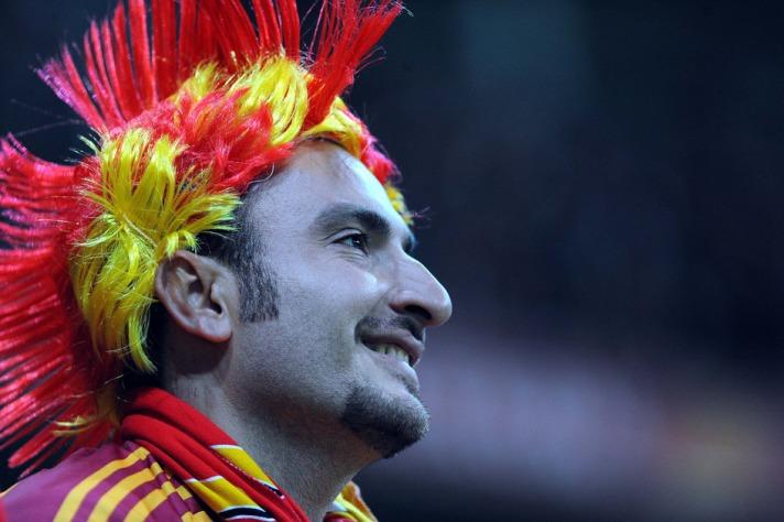 Deprem mi oluyor? + Yok ASLAN kükrüyor. - Yağmur mu yağıyor ? + Yok Fenerbahçe ağlıyor.