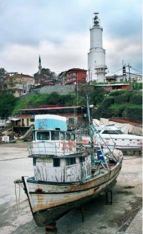 <b>RUMELİ FENERİ</b>
Anadolu Feneri ile aynı tarihte, 1856'da Fransızlar tarafından işletilmeye başlayan Rumeli Feneri, 1933'de Türklerin eline geçmiş. kademede inşa edilen fenerin kulesinin yüksekliği 30 metre. Lambası, ilk olarak gazyağı asetilenle çalışan fener, bugün elektrik enerjisi ile aydınlanıyor. Rumeli Feneri'nin ışığı 18 deniz öteden görülebiliyor. Çevresindeki aynı isimle anılan köy, bugün balıkçılarıyla meşhur. Günübirlik geziler için ideal.