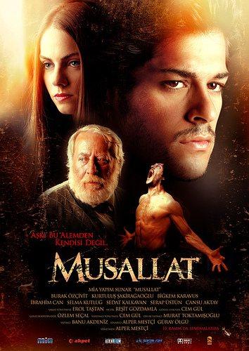 <p><strong><span style="color: #0000ff;">MUSALLAT:</span></strong> Din temalı korku filmlerinin gerilim düzeyi 2007 yapımı Musallat ile kısmen de olsa arttı. Filmde, Almanya’ya işçi olarak giden Suat’a bir cin musallat olur. Suat, çocukluk arkadaşıyla birlikte ağzı dualı ve para almadan okuyan bir hocaya giderek yaşadığı sıkıntılardan kurtulmaya çalışır. Musallat’ı önceki filmlerden ayıran en belirgin özellik, ilk kez gözle görülemeyen metafizik bir varlığı görselleştirmesiydi.</p>