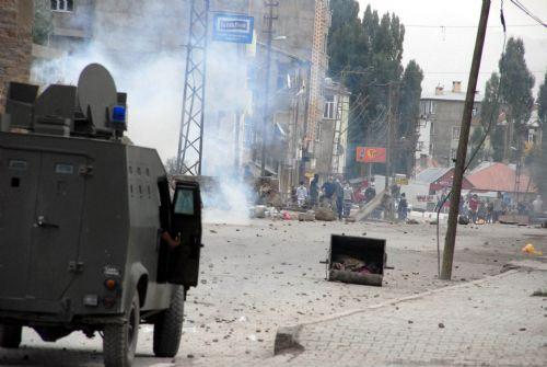Terörist başı Abdullah Öcalan'ın yakalanışının yıldönümü nedeniyle Doğu ve Güneydoğu illerinde PKK yandaşları kenpnek açmadı, açtırmadı. Yapılan eylmelere polis müdahale ederken çocuklar yine ön plandaydı